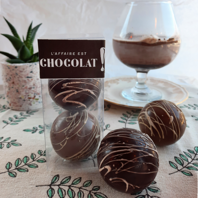 Bombe De Chocolat Chaud, Avec Guimauve Et Chocolats Et Noix, Main